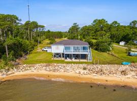 Waterfront Alabama Vacation Rental with Deck，位于Coden的酒店