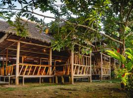 Tres Chimbadas Lake Lodge，位于Tambopata的山林小屋