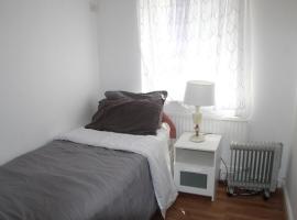 Cozy light single bedroom，位于埃奇韦尔的旅馆