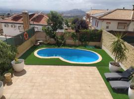 Luminosa y confortable casa con vistas y piscina，位于Jun的酒店