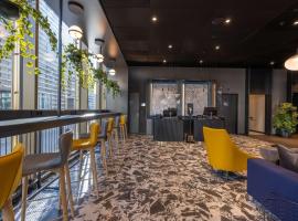 Radisson Hotel & Suites Zurich，位于欧普菲康的公寓式酒店