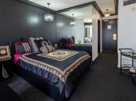 Designer Suites - Versace On View，位于黄金海岸的Spa酒店