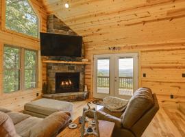 Hot Tub and Game Room Mountaintop Cabin in Murphy!，位于墨菲的酒店
