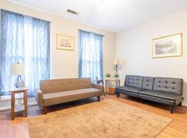 Sunny Sweetheart-Front Apartment near Riverwalk，位于哥伦布的酒店