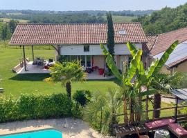 Maison avec piscine chauffée et pool house，位于Saint-Mont的酒店