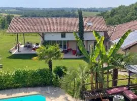 Maison avec piscine chauffée et pool house