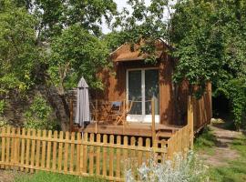 Studio en bois independant avec terrasse et jardin，位于Villevieille的酒店