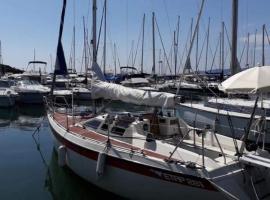 Bateau a quai St Raphaël, 4 couchages , voilier Etap 28i，位于圣拉斐尔的船屋