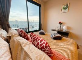 BASE Central PATTAYA Long Balcony with Infinity Pool & Free Netflix!，位于芭堤雅市中心的海滩短租房