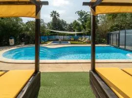 Gîte Imagine Roussillon Résidence Privée avec Piscine - 8 personnes