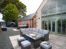 Sunset View, Hot Tub Haven for max 8 people，位于Chatton的酒店