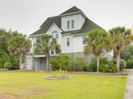 Harkers Island Vacation Rental with Pool Table!，位于Harkers Island的带停车场的酒店