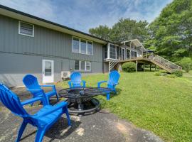 Centrally Located Brevard Home with Deck and Fire Pit!，位于布里瓦德的酒店