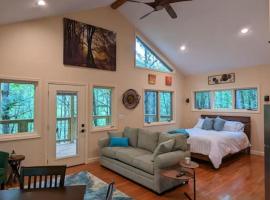 Maple Treehouse Cabin - Rustic Luxury Near Asheville，位于Marshall的露营地