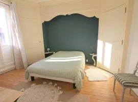 Jolie chambre avec salle de bains privative dans Maison Bourgeoise