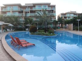 PALM BEACH Porto das Dunas, apartamento todo climatizado TÉRREO a 350 metros Beach Park，位于阿奎拉兹海滩公园附近的酒店