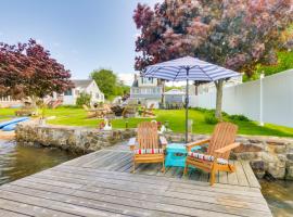 Lakefront Home, Close to Mt Southington!，位于Wolcott的酒店