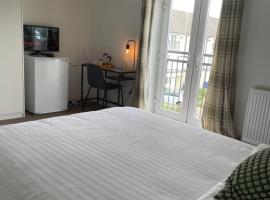 Luxury Rooms In Furnished Guests-Only House Free WiFi West Thurrock，位于格雷斯瑟罗克英图湖畔购物中心附近的酒店