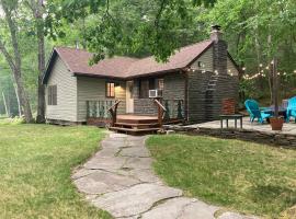 Cute private Wooded Cabin near the big lake，位于Tafton的别墅