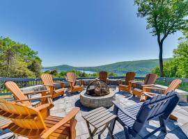 Finger Lakes Vacation Rental with Hot Tub and Pool，位于Naples的酒店