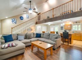 Cozy Tennessee Lake House with Grill and Fire Pit!，位于Frogue的酒店