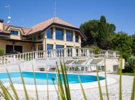 Villa Rolls - Porzione di Villa con piscina,giardino e parcheggi，位于里乔内的酒店
