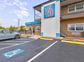 Motel 6-Falls Church, VA - Arlington Boulevard，位于福尔斯彻奇的酒店