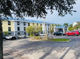 莱克兰戴斯酒店，位于莱克兰Zephyrhills Municipal Airport - ZPH附近的酒店