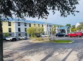 莱克兰戴斯酒店，位于莱克兰Zephyrhills Municipal Airport - ZPH附近的酒店