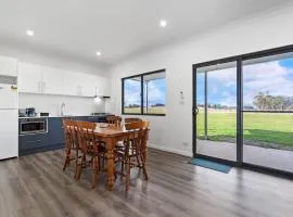 Glenowrie Cottage - 1 King 2 Singles - Near Cadia