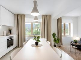 Modern holiday home with terrace close to Nova Gorica，位于Miren的公寓