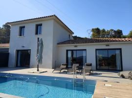 Villa moderne, calme avec piscine proche d'Aix-en-Provence，位于勒鲁热新堡的酒店