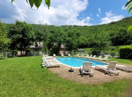 Village 17 gites, Piscine, Restaurant , 2 gites avec SPA, 3km de Conques，位于孔克的酒店