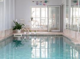 Luxury Seafront Family Home - Indoor Pool，位于Earnley的酒店