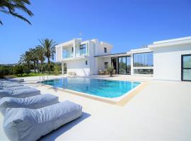 Luxury 4 Bedroom Oasis Villa，位于佩亚的海滩短租房