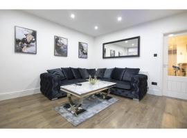 Stunning Bolton abode – Pool table – Parking，位于博尔顿的酒店