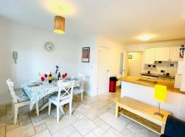 Centrally located "Spring Cottage" Perfect Ventnor Holiday Home，位于文特诺的酒店