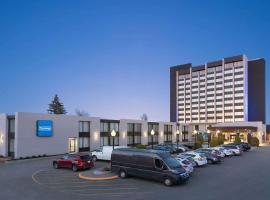 魁北克市行程酒店及会议中心，位于魁北克市魁北克让·勒萨热国际机场 - YQB附近的酒店