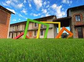 Le Cornici - Cascina di Charme，位于迪亚诺达尔巴的带泳池的酒店