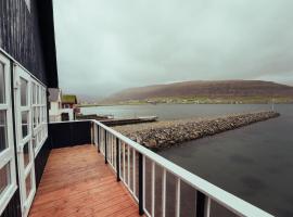 Dahlastova / Stunning Boathouse / Bay View / 3BR，位于Hvalvík的度假屋