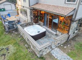 Hot Tub, Firepit, 2 King Beds, Game Room, 200 +mbps，位于霍利的酒店