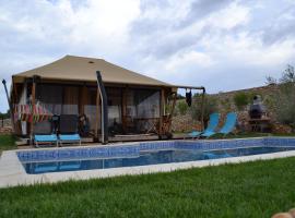 Larah Land 4 Star Glamping Adria Lodge，位于伊穆尼的豪华帐篷