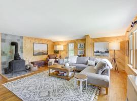 Gorgeous Sunday River Cabin with Saltwater Hot Tub!，位于纽里的酒店