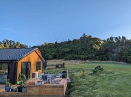 Enchanted Retreat in Greymouth Shared with Host，位于格雷默斯的酒店