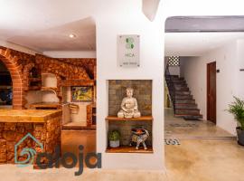 VIca Guest House con piscina en la entrada de la Zona Hotelera，位于坎昆的酒店