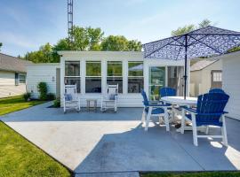 Waterfront Lakeview Cottage with Dock and Lift!，位于Lakeview的酒店