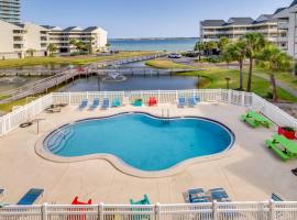 Bayfront Pensacola Beach Condo with Pool and Elevator，位于彭萨科拉海滩的带停车场的酒店
