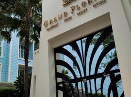 Grand Florida BeachFront Resort NaJomtien Pattaya，位于纳仲天的海滩酒店