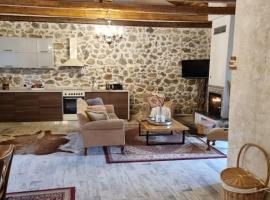 Stone House - Πέτρινο Σαλέ，位于Alíartos的酒店