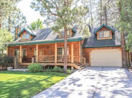 Abe's Cool Cabin - Nice luxury home with a game room, hot tub, and pool table，位于大熊湖的酒店